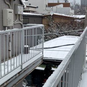 だいぶ弱まってきた雪の降り方の画像