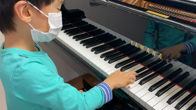 「はじめて、楽譜をかいたよ〜！」年長の男の子のレッスンの記事動画