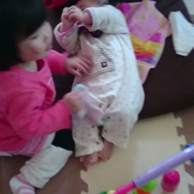 履かせてあげたいけど…の画像