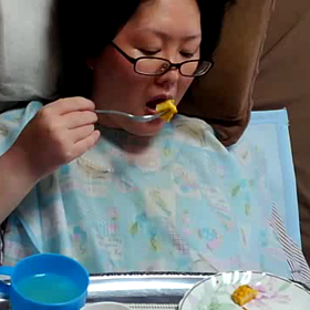 自分で食事の画像