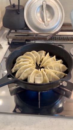 【鉄鍋でこんがり美味しく焼くコツ！我が家の定番、鉄鍋ギョーザ】の記事動画