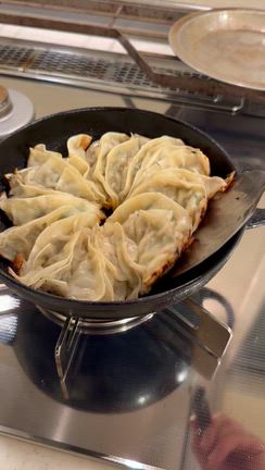 【鉄鍋でこんがり美味しく焼くコツ！我が家の定番、鉄鍋ギョーザ】の記事動画