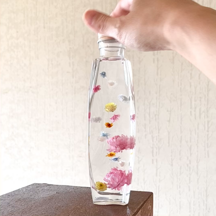 ピンクとブルーの思い切った色の組合せにしました♪ 香水瓶の形のケース・プロフーモの記事動画