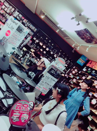 カニin楽器店の記事動画