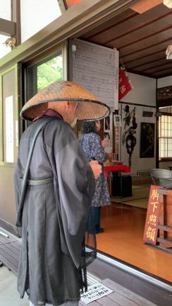 托鉢の記事動画