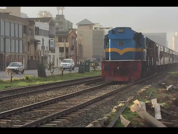 【スリランカの中古車マーケット】の記事動画