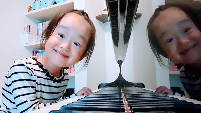 4歳と6歳の姉妹、"ピアノ大好き"の笑顔が輝く理由 〜引っ越し後も通い続けたい気持ちに寄り添っての記事動画