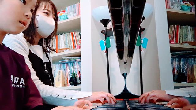 ピアノの「小さく」を全身で表現!生徒の可愛すぎる演奏姿に先生もメロメロの記事動画