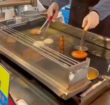 釜山・南浦　BIFF広場　屋台でホットクを食べる♪の記事動画