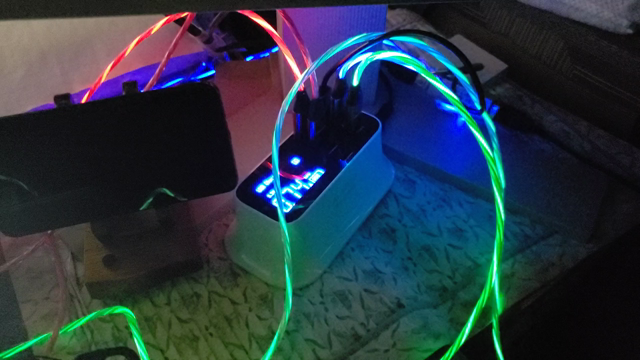 スマホ充電が楽しくなるグッズ発見!!の記事動画