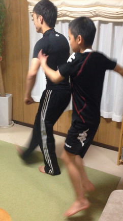 残り物で朝ごはん♪…シザースダンス？の記事動画