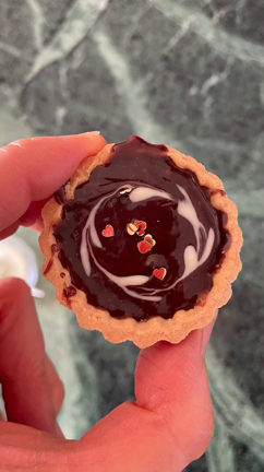 ガナッシュチョコタルトに簡単ハートの描き方　パン教室茨木の記事動画