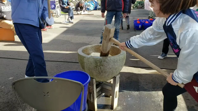 ｢さくらんぼ｣歌謡ショー&お餅つきの記事動画