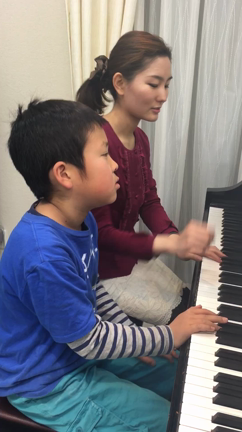 ピアノレッスン中に連弾したよ♪の記事動画