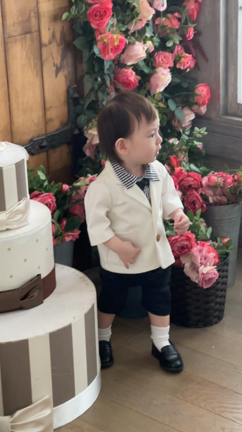 1歳記念撮影✨の記事動画