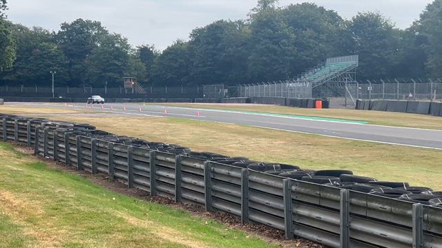スーパーカーでサーキットを走るの記事動画
