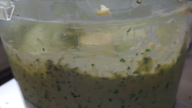 仕込みしごとのひとコマひとコマ、ハーブバターもこぅしてあぁしての記事動画