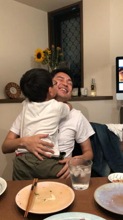 謎のキス攻撃の記事動画