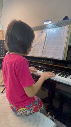 7歳娘のピアノと弾き語りがマカオトップレベル！の記事動画