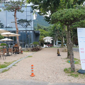 北漢山（ブッカンサン）の小高い丘の上のカフェの画像