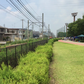 赤い電車の画像