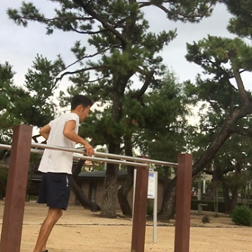 公園のトレーニング器具の画像