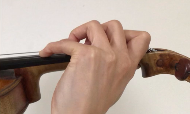 下降系の音階に苦戦★指を離す時は指板から離れ過ぎず、置いた場所の真上にあげましょう！の記事動画