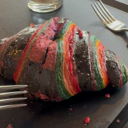 韓国カフェ巡り】映える！ソンスの「レインボークロワッサン」がかわい