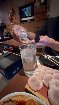 韓国ソウルで発見！漢方入りウイスキーを自分で混ぜて作る珍しいハイボールの記事動画