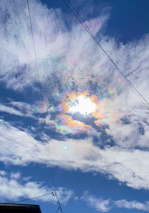 綺麗な彩雲と一緒に？何？あれ！の記事動画