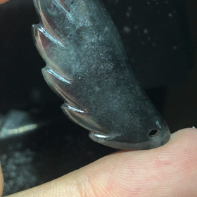 糸魚川黒翡翠の羽一足先に仕上げさせて頂きました原石の板の時よりも薄くして普段は黒に見...の画像