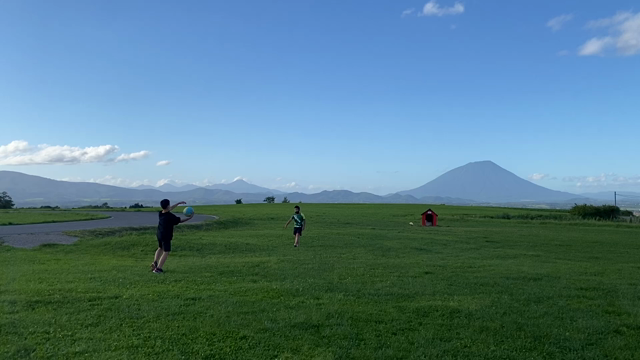 【北海道旅行記】大自然の中で美味しいものをたらふく食べました！の記事動画