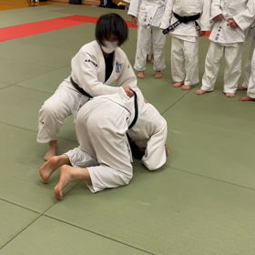 先輩からの技術指導の画像