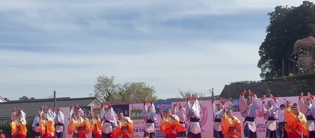 衣装揃えて大勢で踊るのはインパクト大！の記事動画