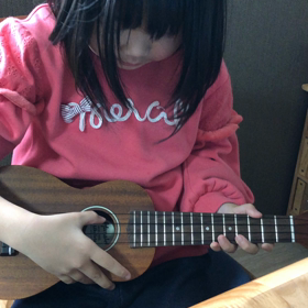 7歳   初めてのウクレレの画像