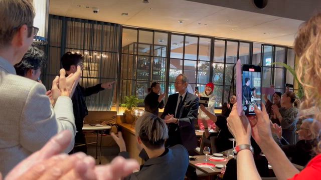 松井誠座長のサプライズランチ会の記事動画