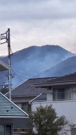 上野原市山火事はおさまらず、ヤバいの記事動画
