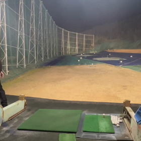 右肩が前で、テークバックがやや上の画像