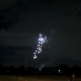 観月会の締めくくりは、花火の画像