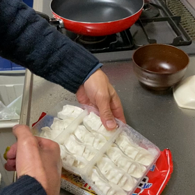 右片麻痺旦那さん　餃子焼くの画像