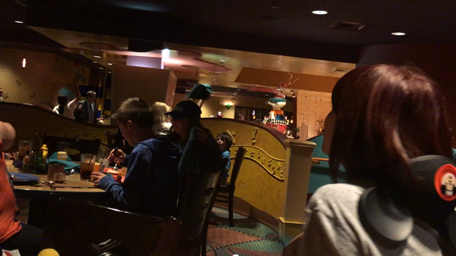 【ロサンゼルス】 ディズニーキャラクターたちと写真撮りまくり！！グーフィのレストラン☆の記事動画