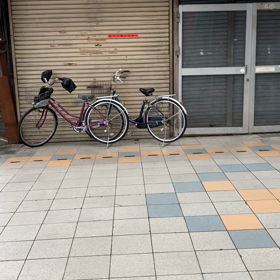 危険な商店街の中の自転車走行の画像