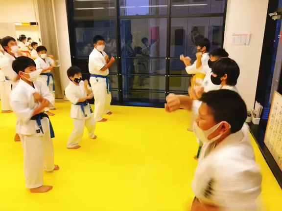 自分に厳しい先生のやさしい指導　代々木上原の空手教室の記事動画