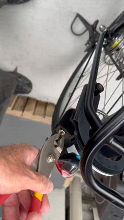 必見！自転車の鍵が根本から折れた時の対処法！の記事動画