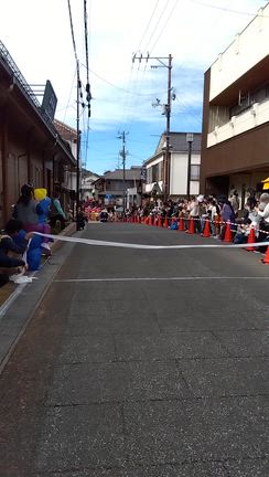 ティラノサウルスレースの様子。の記事動画
