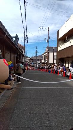 ティラノサウルスレースの様子。の記事動画
