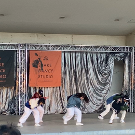 スクールのダンスイベントの画像