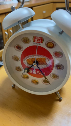 自分に手をかけてゲットした目覚まし時計の記事動画