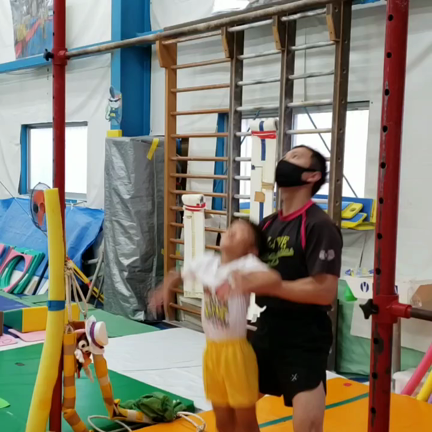 幼児コース　高い鉄棒で逆上がりしました！！の記事動画