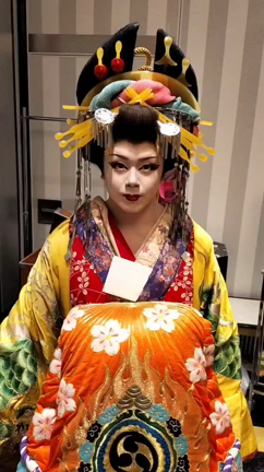 本日はデヴィ夫人のパーティに出演させて頂きました‼️の記事動画